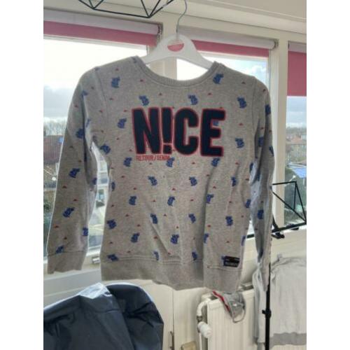 Nice trui retour denim grijs met print maat 9/10 (140)
