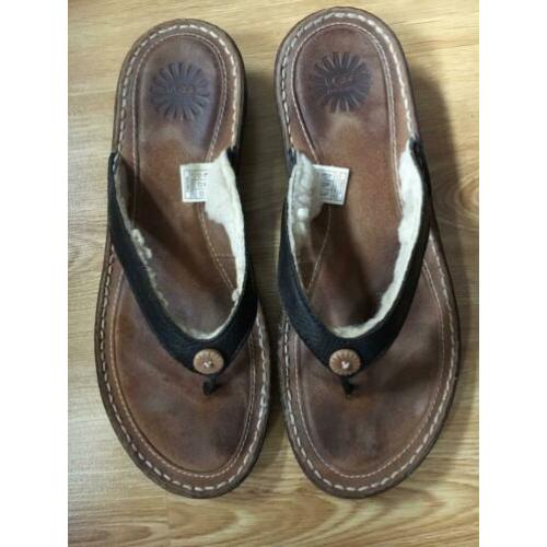 UGG teenslippers kleur zwart leder maat 40