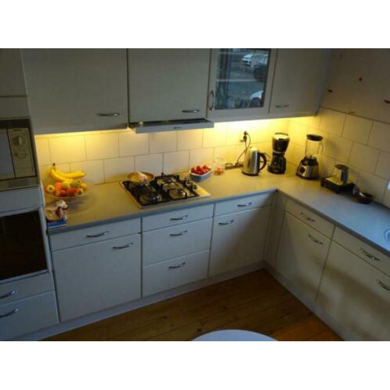 Witte hoekkeuken 360 x 310cm met inbouwapparatuur