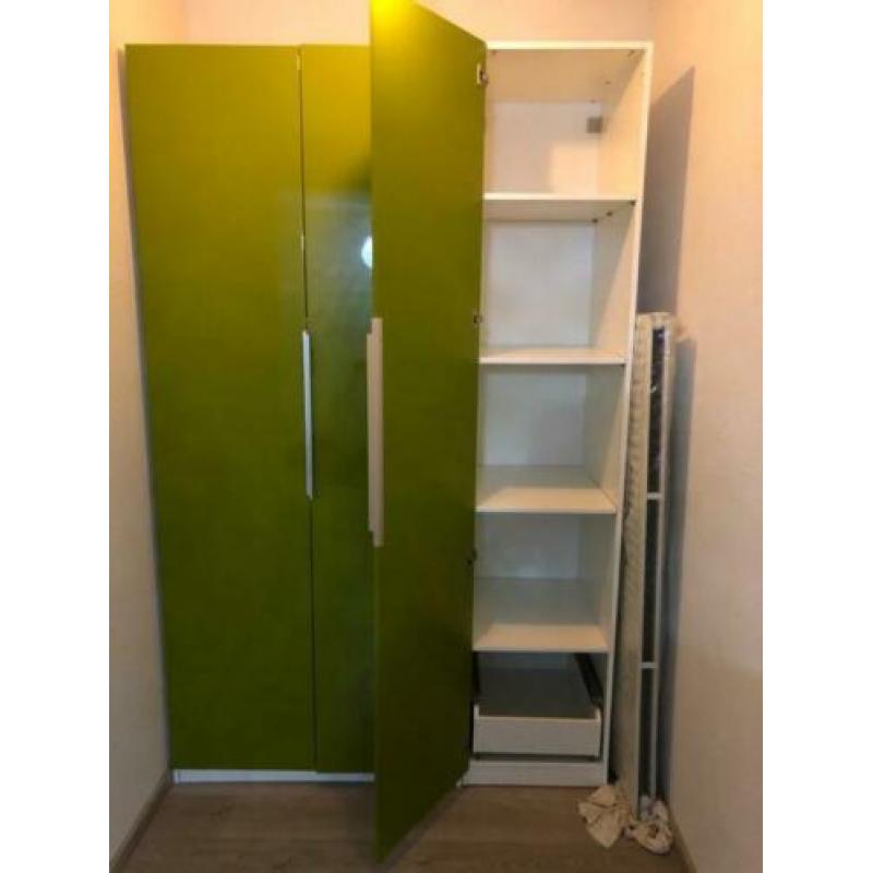 Kledingkast met groene hoogglans deuren zo goed als nieuw