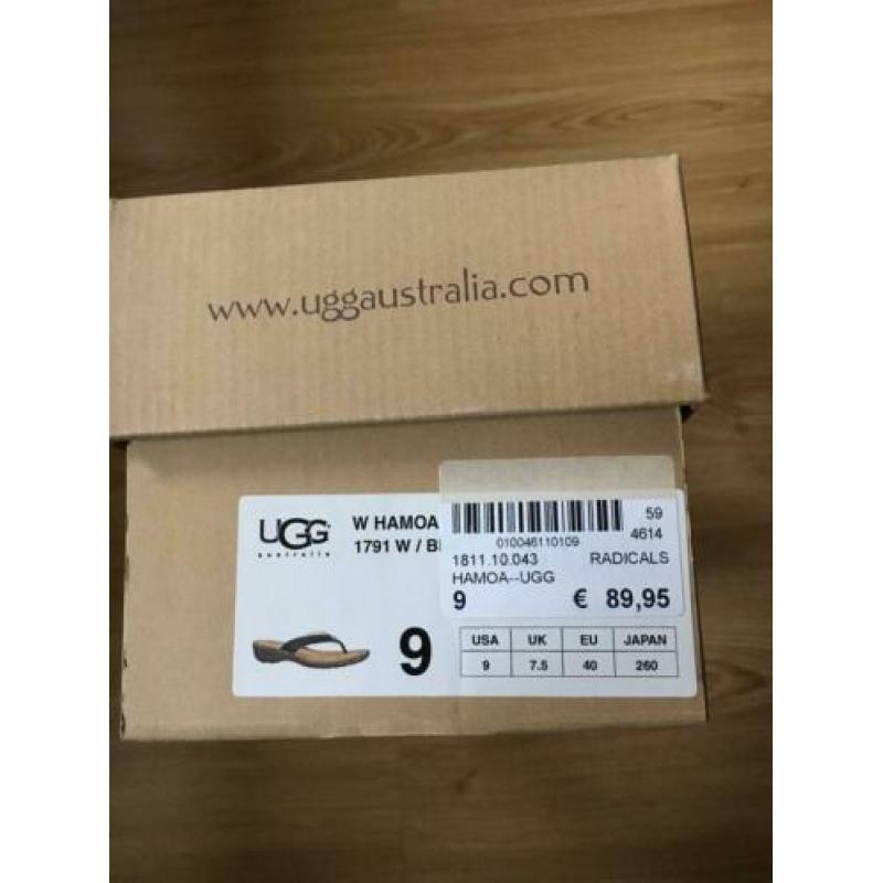 UGG teenslippers kleur zwart leder maat 40