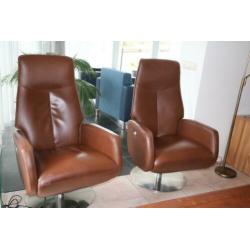 Twee mooie leren fauteuils op draaipoot