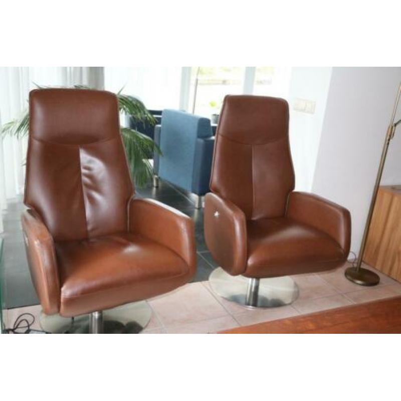 Twee mooie leren fauteuils op draaipoot
