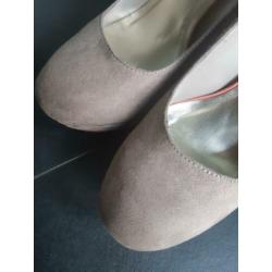 Taupe nude suede plateaupumps plateau pumps maat 39
