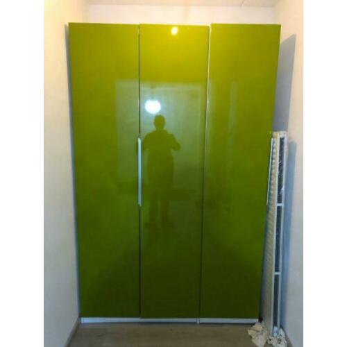 Kledingkast met groene hoogglans deuren zo goed als nieuw
