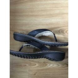 UGG teenslippers kleur zwart leder maat 40