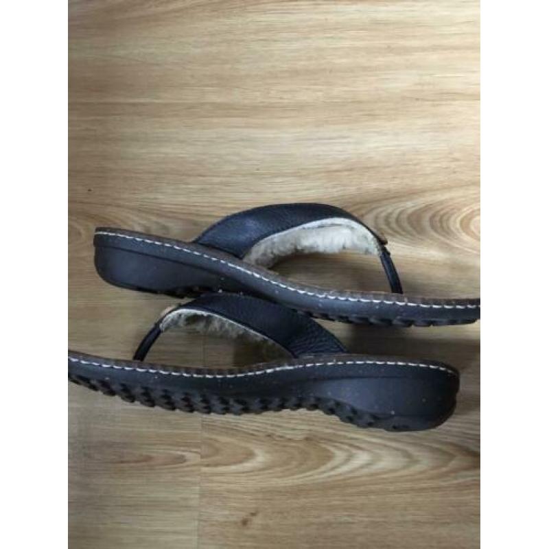 UGG teenslippers kleur zwart leder maat 40