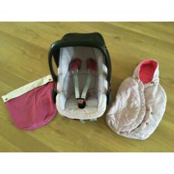 Maxi Cosi Pebble, roze, met bijpassende voetenzak en deken