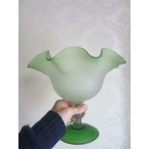 Handgeblazen glas bloemen bokaal van glas in groentinten.