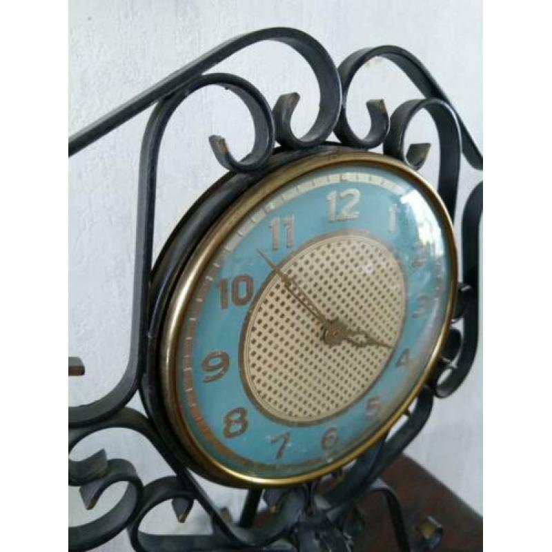 Vintage retro klok(wekker) turquoise op zwart metalen voet