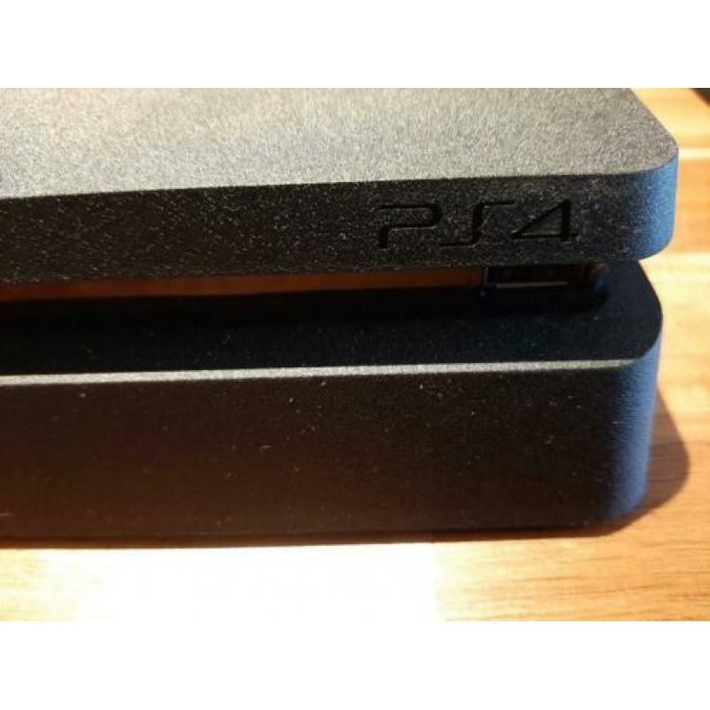 PlayStation 4. 3 maanden oud. Met 3 spellen en bon