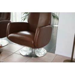 Twee mooie leren fauteuils op draaipoot