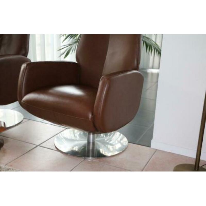 Twee mooie leren fauteuils op draaipoot