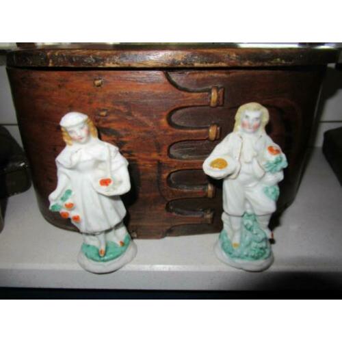 2 ANTIEKE PORSELEIN BEELDJES voor POPPENHUIS