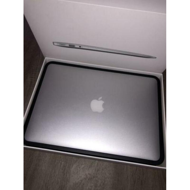 Macbook Air (2017, 13 inch, 128 gb SSD)