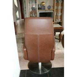 Twee mooie leren fauteuils op draaipoot
