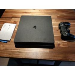 PlayStation 4. 3 maanden oud. Met 3 spellen en bon