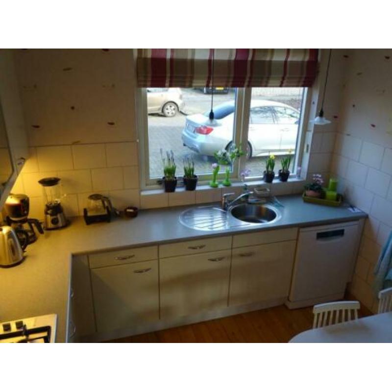 Witte hoekkeuken 360 x 310cm met inbouwapparatuur