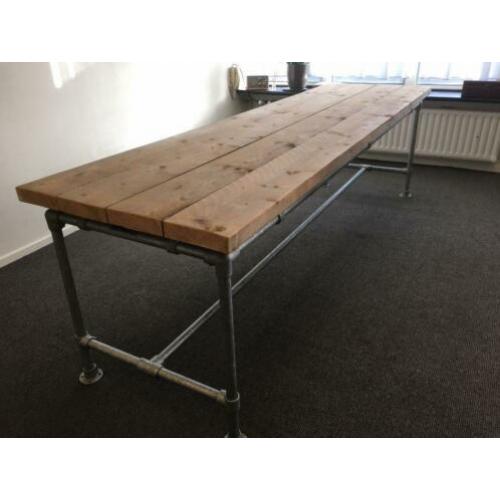 Stoere eettafel van steigerhout en buizen van JORG