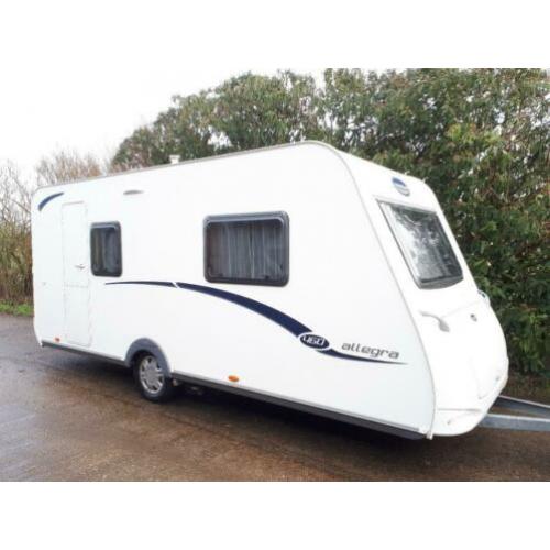Caravelair Allegra 460 met queensbed, mover en voortent