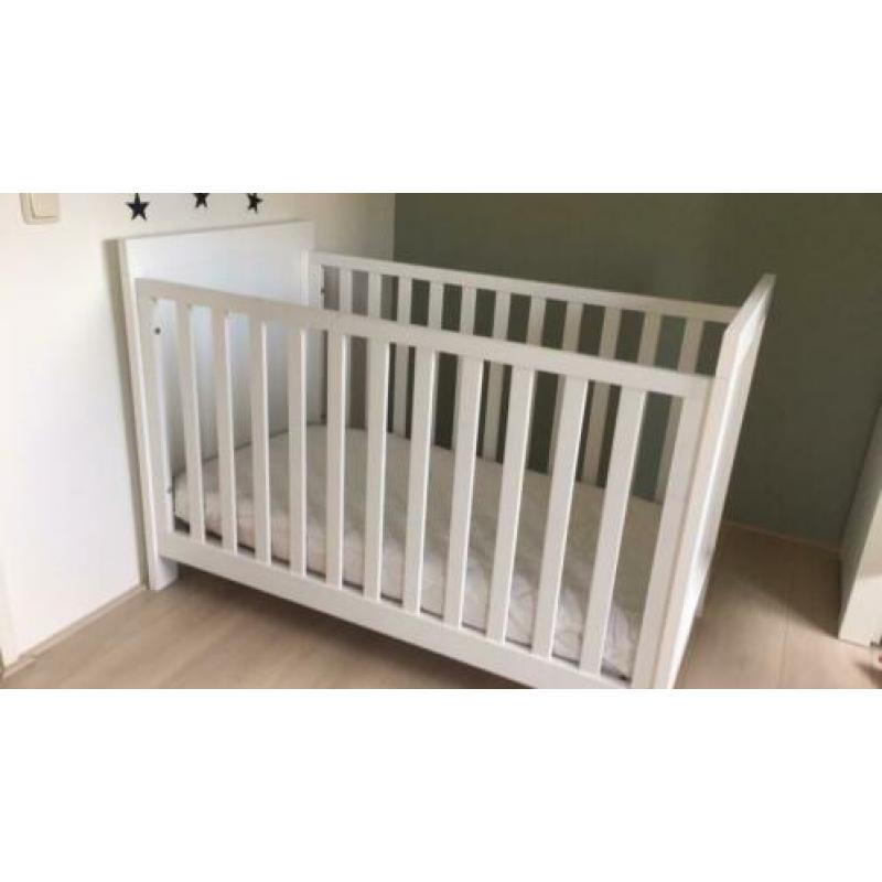 Bijna nieuw bopita wieg/ledikant met nieuw matras