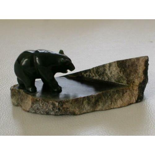 Beer op rots - jade beeldje