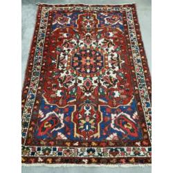 Handgeknoopt Perzisch tapijt Bakhitiar Iran red wol 134x194
