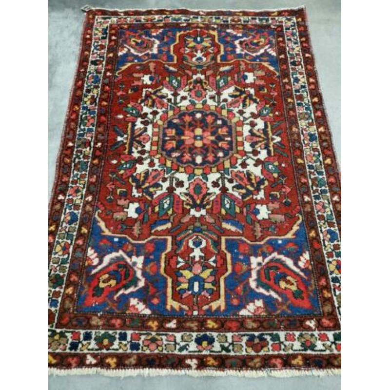 Handgeknoopt Perzisch tapijt Bakhitiar Iran red wol 134x194