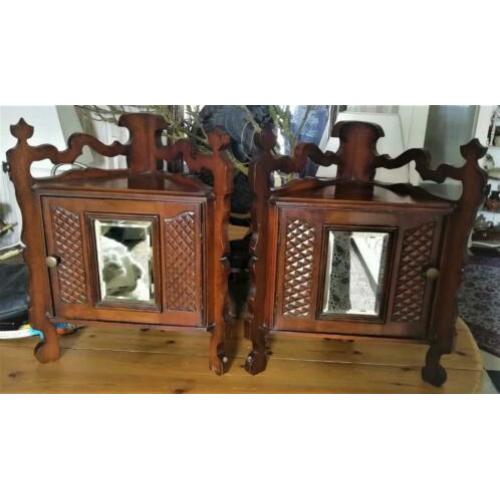 Twee antieke hoekkastjes gebedskastjes noten facet spiegels