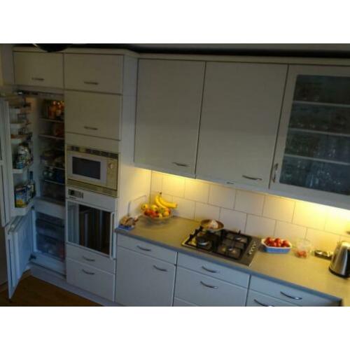 Witte hoekkeuken 360 x 310cm met inbouwapparatuur