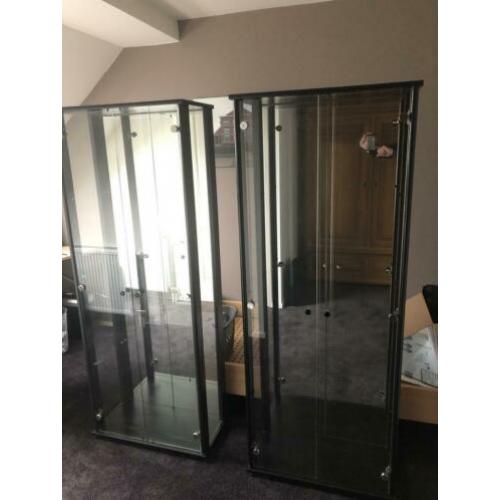 Twee vitrinekasten zwart