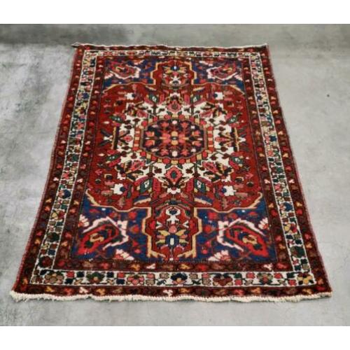 Handgeknoopt Perzisch tapijt Bakhitiar Iran red wol 134x194