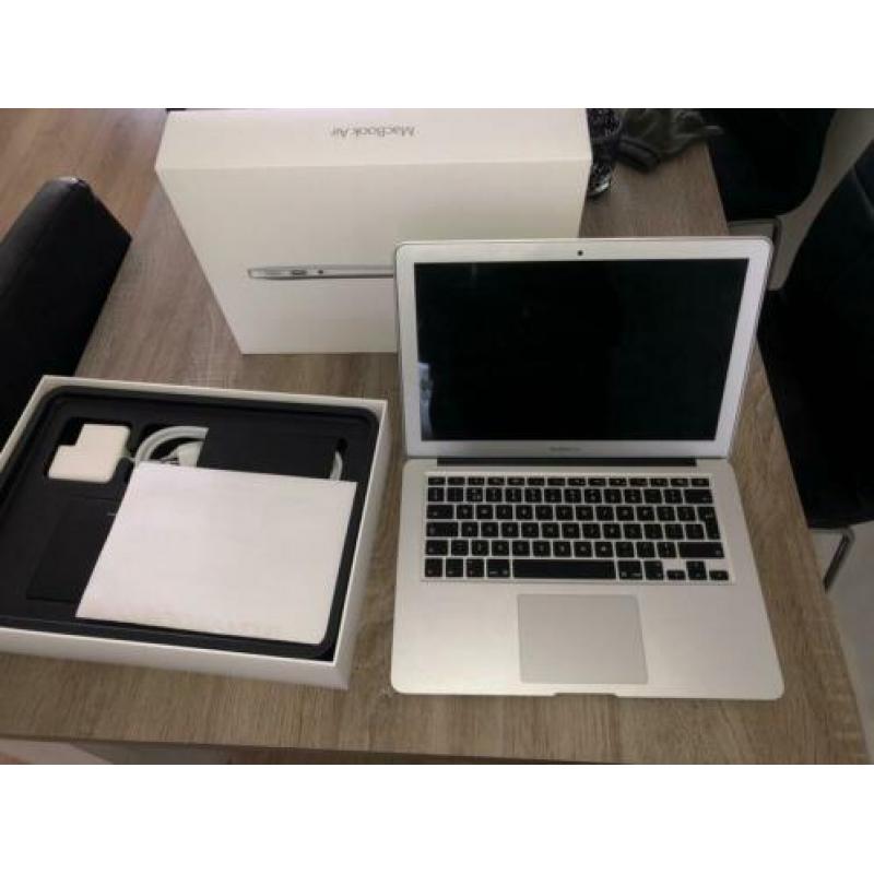 Macbook Air (2017, 13 inch, 128 gb SSD)