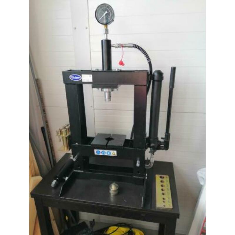 Datona werkplaats pers 10 ton met accessoires