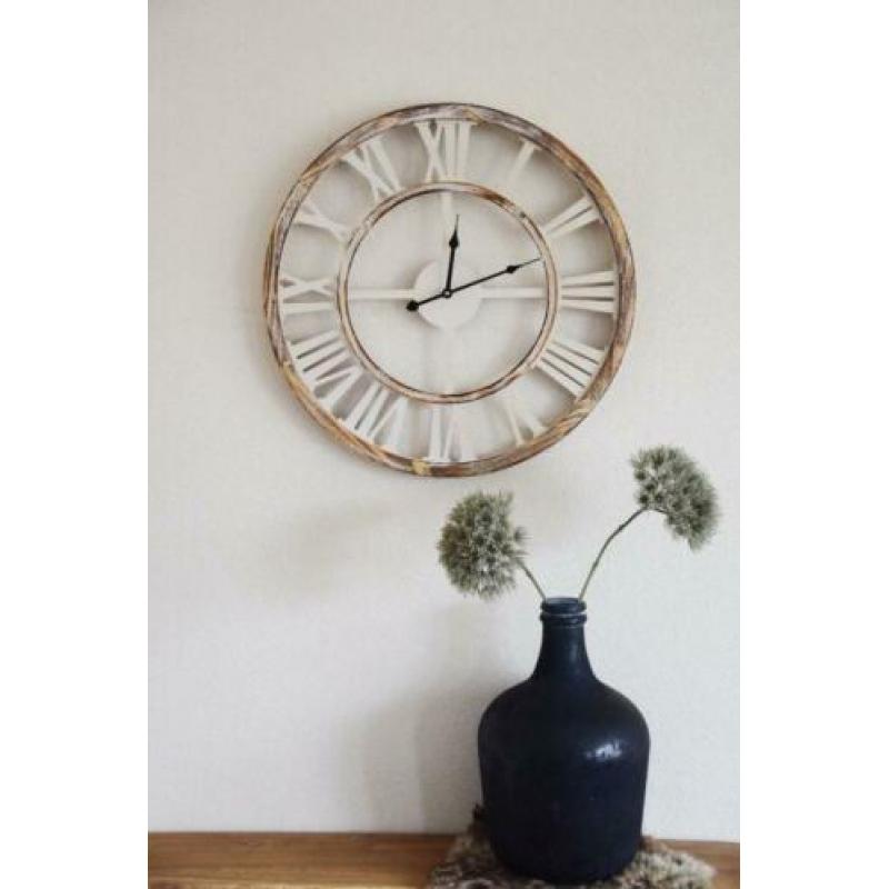 LEEGVERKOOP! Witte wandklok met wash houten rand nu 60 euro!