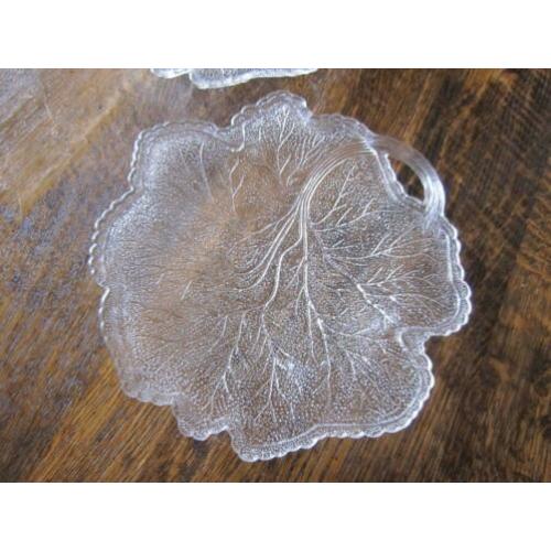 Twee antieke Sowerby pressglas schalen - bladvormig