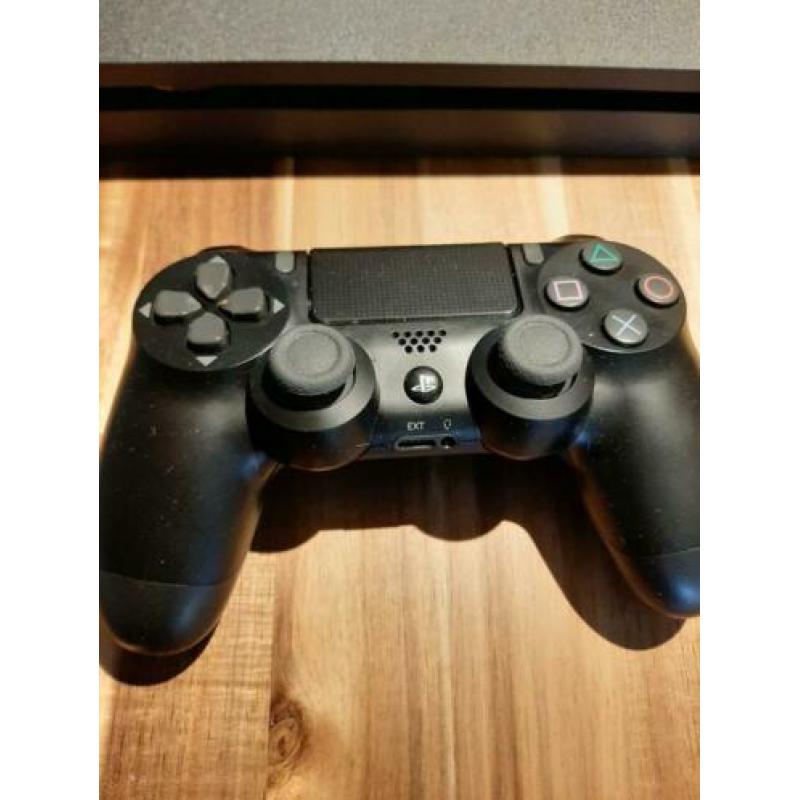 PlayStation 4. 3 maanden oud. Met 3 spellen en bon