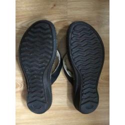 UGG teenslippers kleur zwart leder maat 40