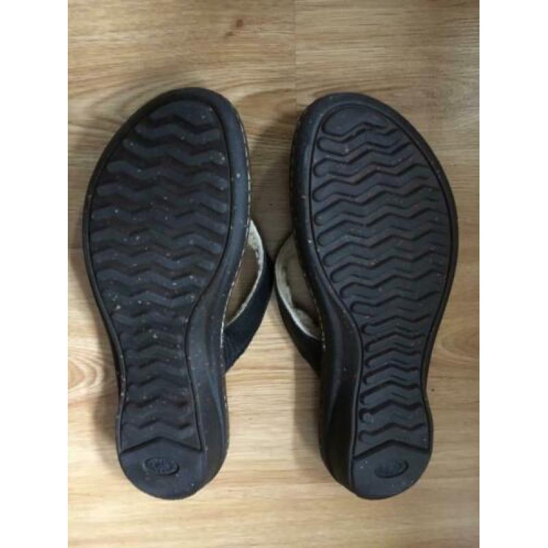 UGG teenslippers kleur zwart leder maat 40