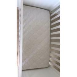Bijna nieuw bopita wieg/ledikant met nieuw matras
