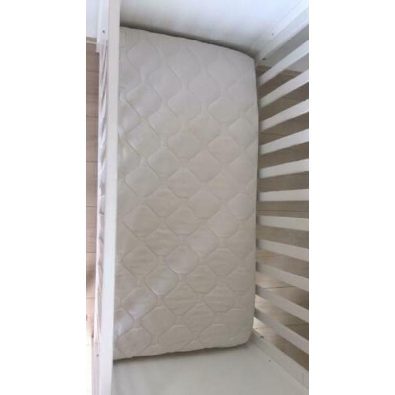 Bijna nieuw bopita wieg/ledikant met nieuw matras