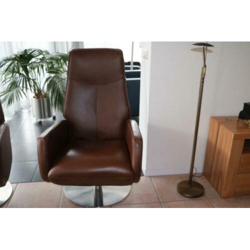 Twee mooie leren fauteuils op draaipoot
