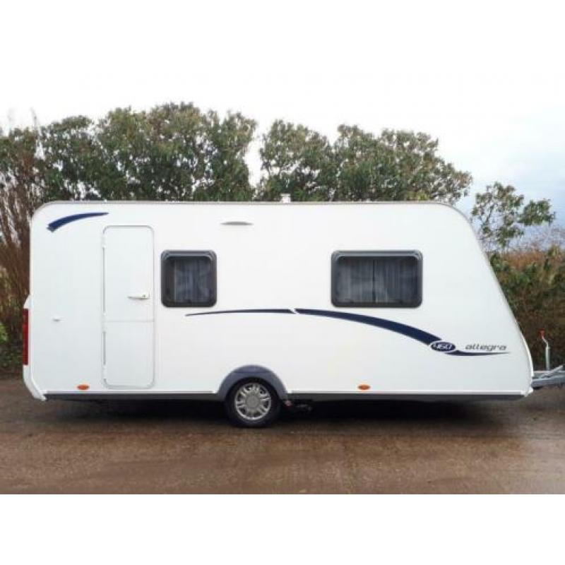 Caravelair Allegra 460 met queensbed, mover en voortent