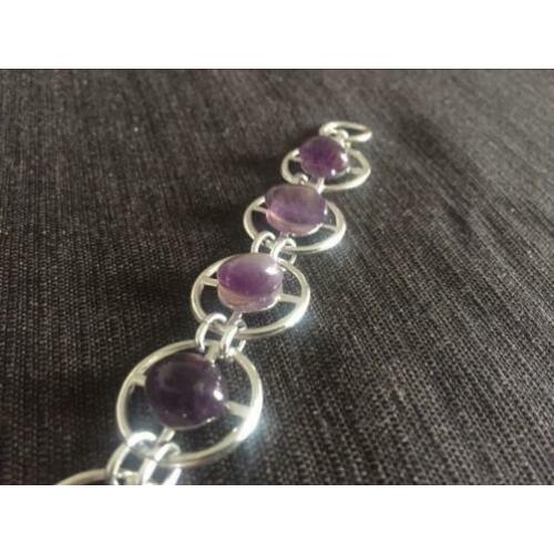 Armband met stenen, geeft keen kleur af