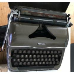 Triumph oude en zware typmachine!