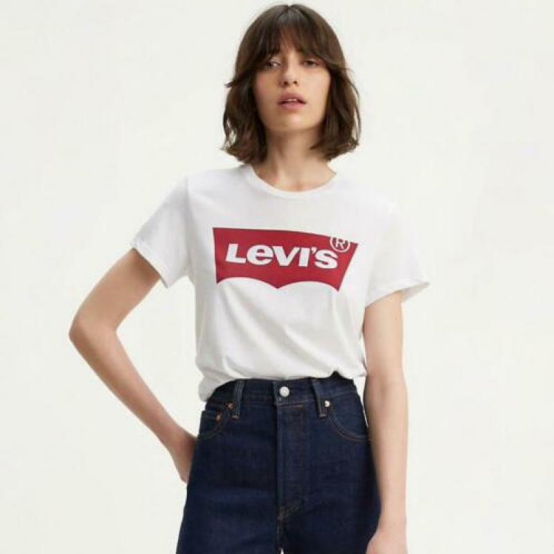 Wit Levi’s shirt
