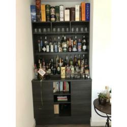 Donkere houten kast