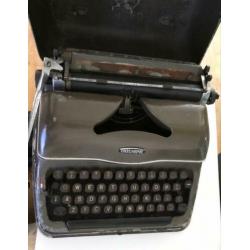 Triumph oude en zware typmachine!