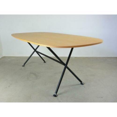 Objekten Oval tafel, bureau