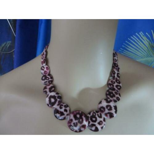 diverse sieraden o.a. voorhoofdsierraad, en kettingen